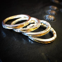 May club -【Chooke】TWIST STAMPING NARROW RING - GOLD ARROW