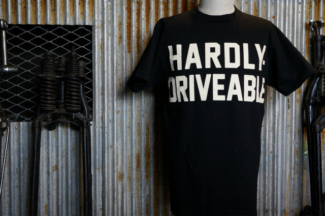 May club -【HARDLY-DRIVEABLE】Logo Short Sleeve T-Shirt (Straight-Type)