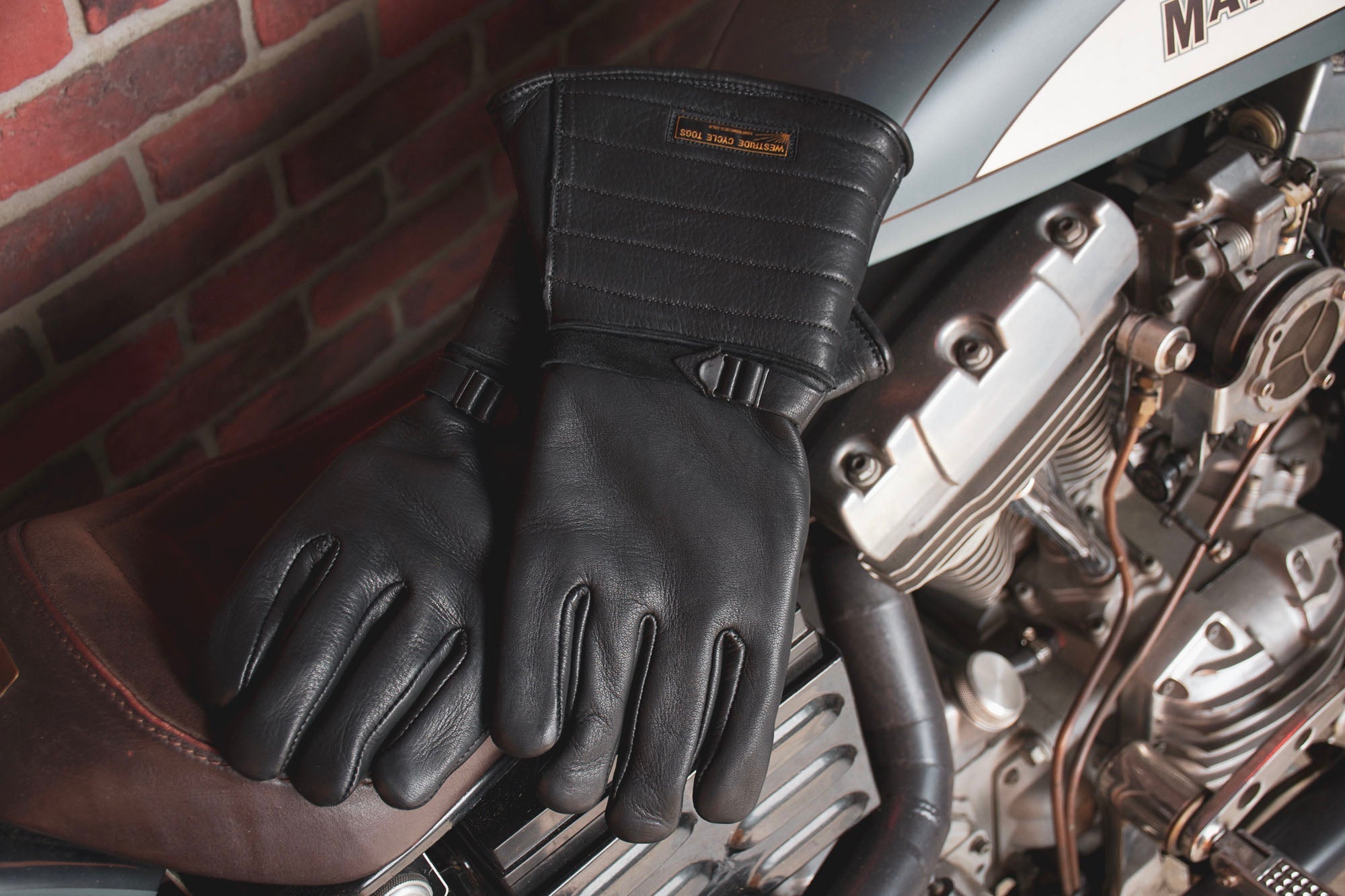 CLASSIC ALL WEATHER GUNTLET GLOVE - BLACK - May club